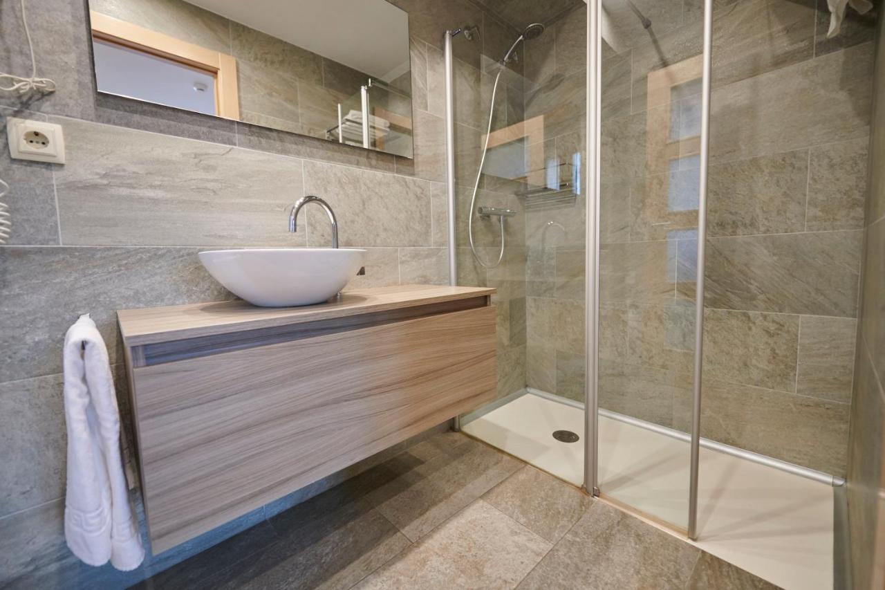 איסאבה Hostal Lola מראה חיצוני תמונה