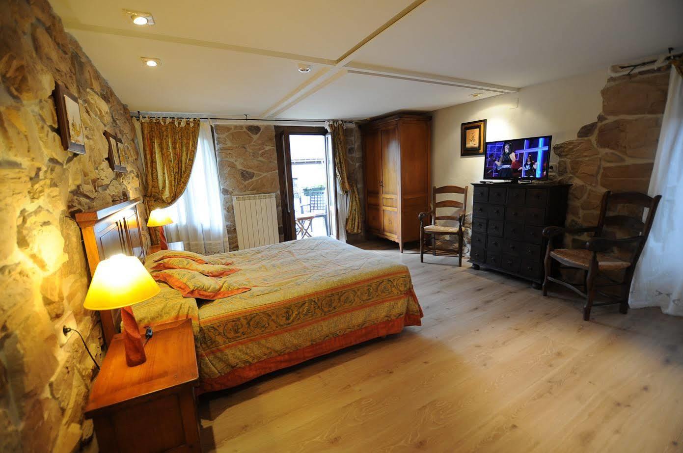 איסאבה Hostal Lola מראה חיצוני תמונה